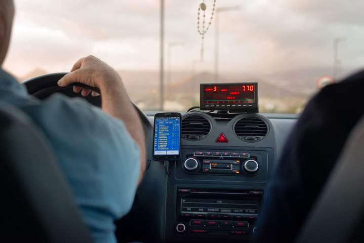 Intérieur de Toyota RAV4 blanc, confort et élégance